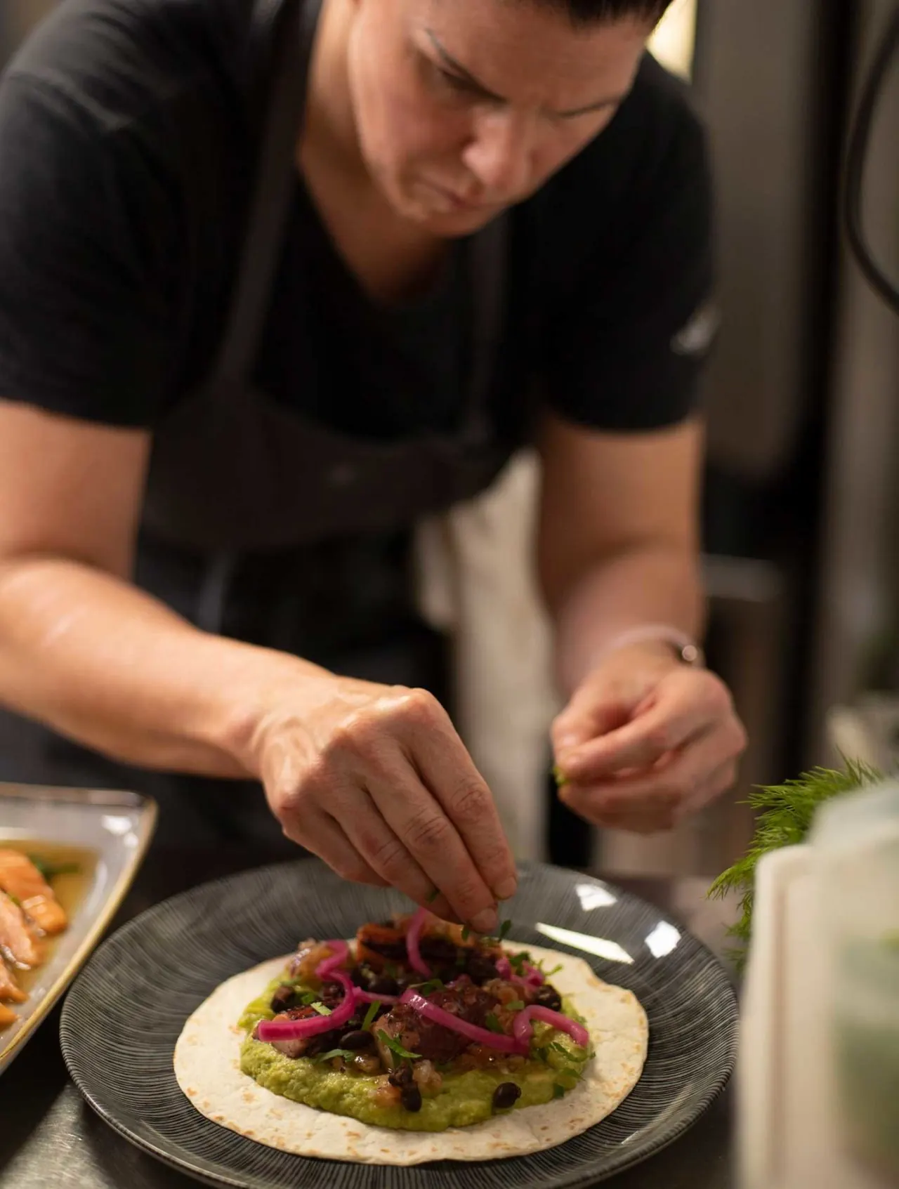 Chef preparant un plat